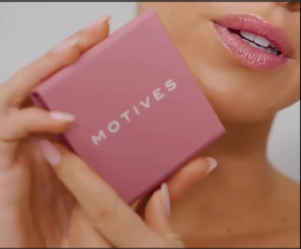Motives®落櫻繽紛4色眼影盤