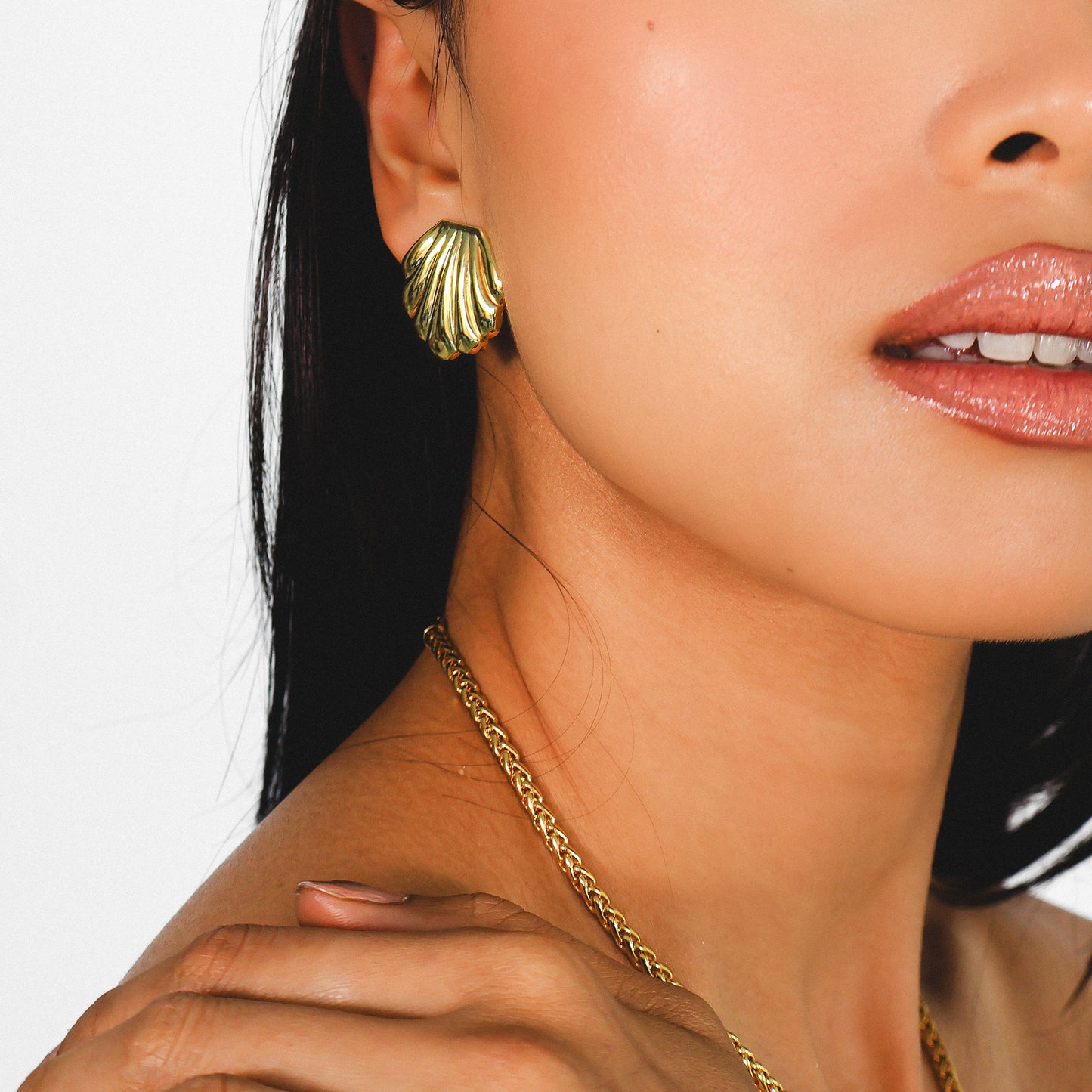 ARIEL – Shell Clip-on Earrings