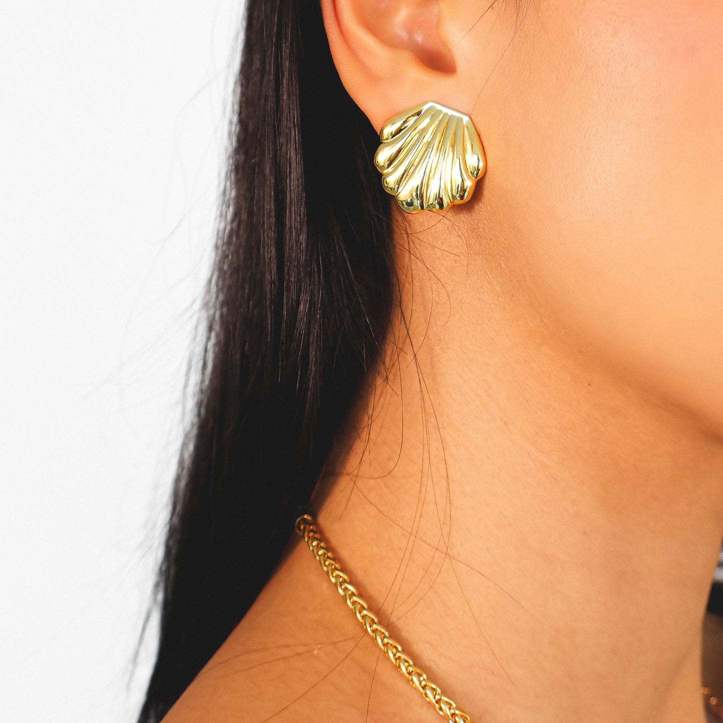 ARIEL – Shell Clip-on Earrings