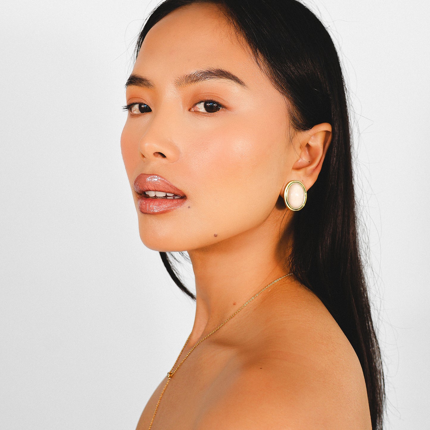 MAEVE – Oval Cream Opal Clip-on Earrings
